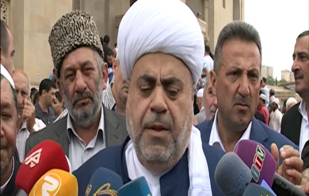 Allahşükür Paşazadə: Bu gün Azərbaycanda bütün məscidlərdə eyni gündə, eyni vaxtda namaz qılındı