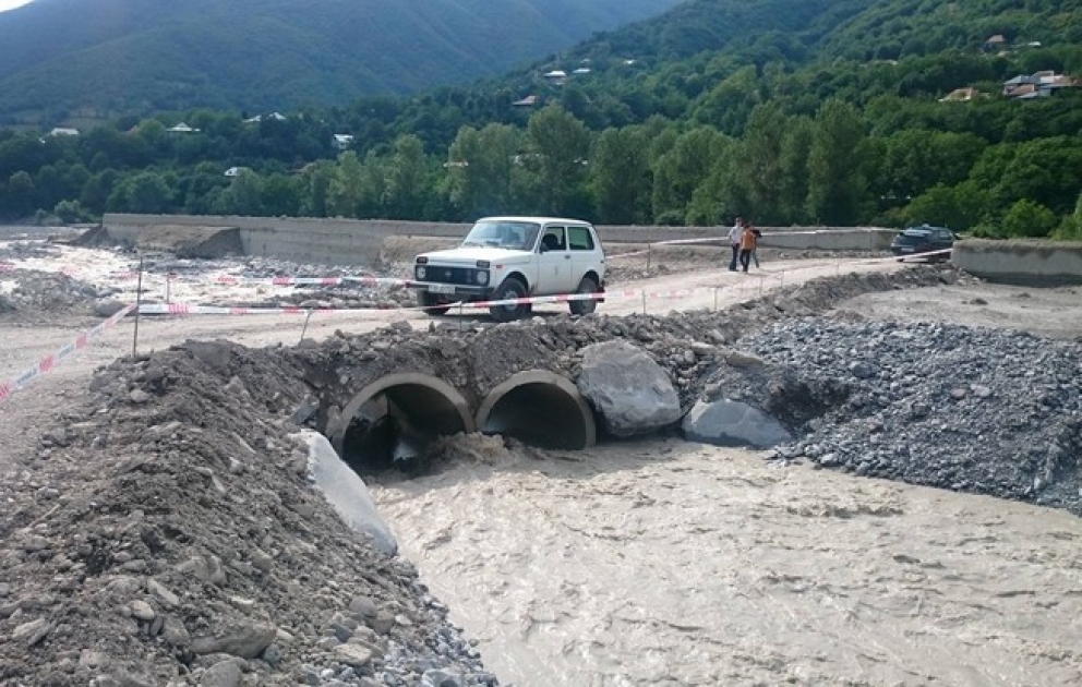 Şəki rayonu Kiş çayı üzərindən müvəqqəti yol salındı