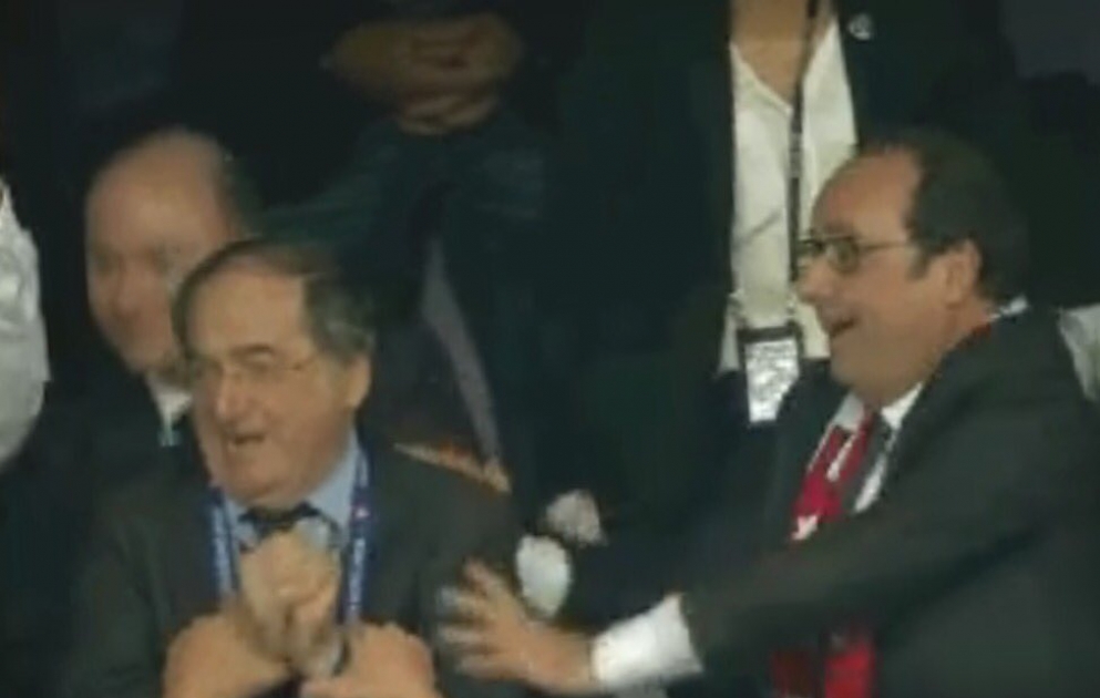 Fransua Ollandın Fransa Futbol Federasiyasının Prezidentini itələdiyi anlar kameralara düşüb
