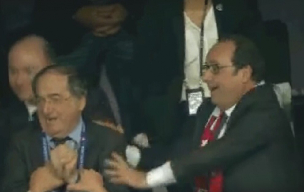 La célébration peu protocolaire de François Hollande après le second but d'Antoine Griezmann contre l'Allemagne