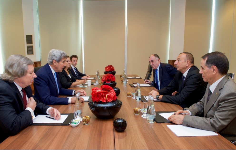 Präsident Ilham Aliyev trifft mit US-Außenminister John Kerry zusammen