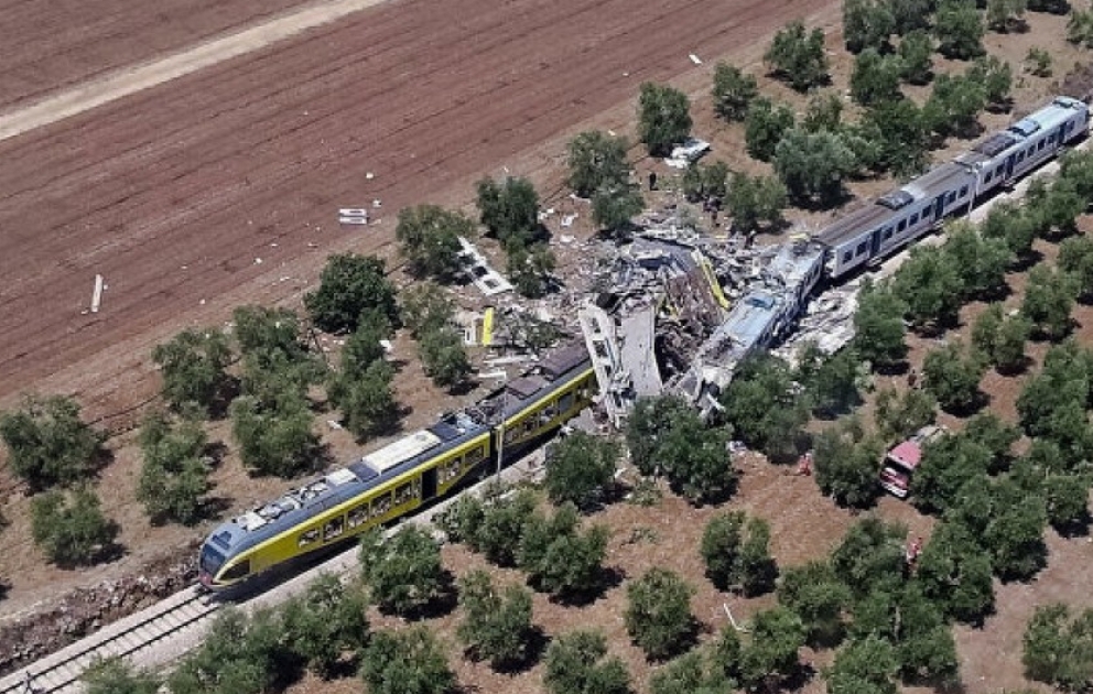 İtaliyada sərnişin qatarları toqquşub, 11 nəfər ölüb