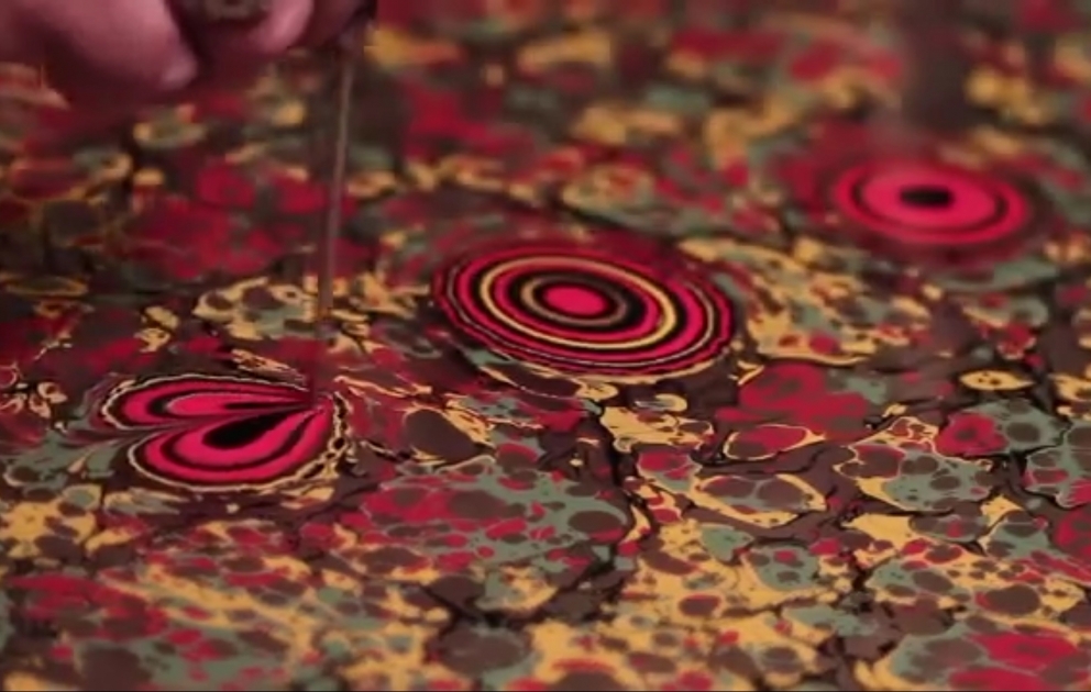 Ebru Malerei ist eine Kunst des Malens auf dem Wasser