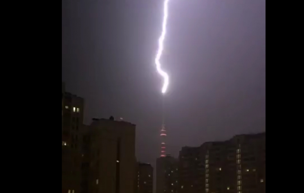 Ostankino teleqülləsinə ildırım düşüb