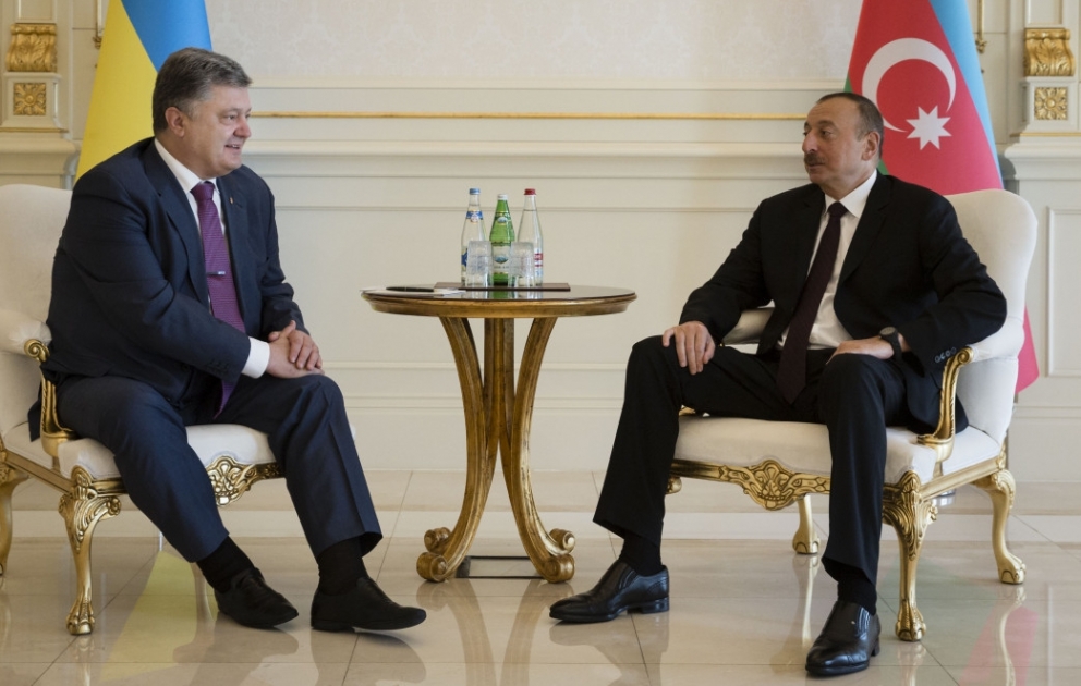 Treffen zwischen den Präsidenten von Aserbaidschan und der Ukraine unter vier Augen