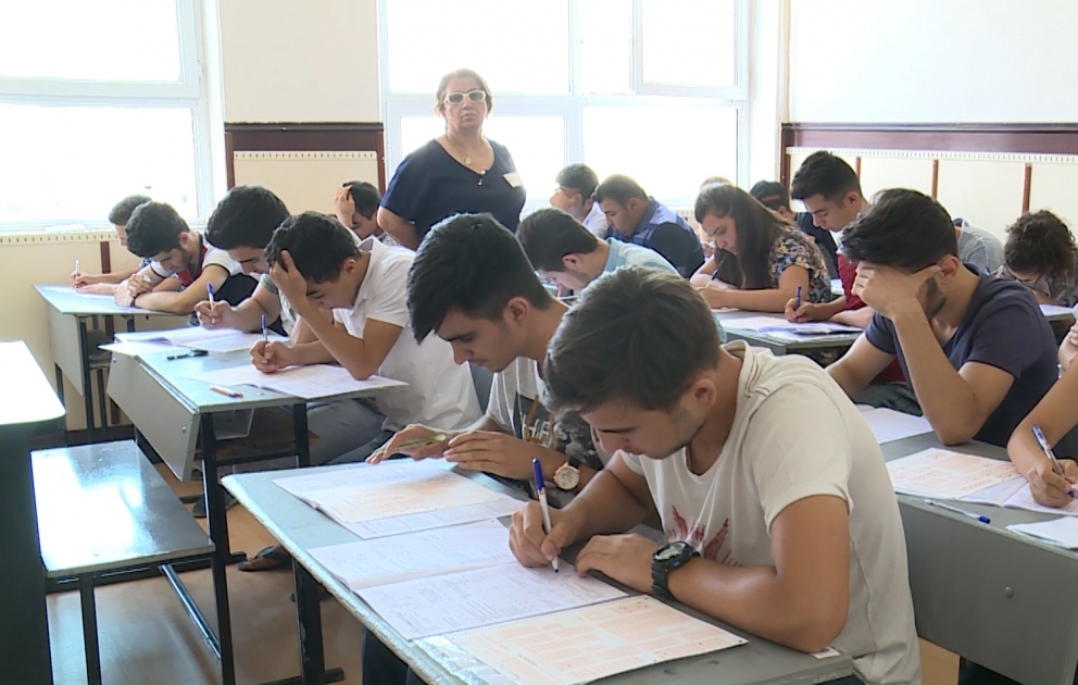 Tələbə olmaq istəyən abituriyentlər I və IV qruplar üzrə qəbul imtahanı verib