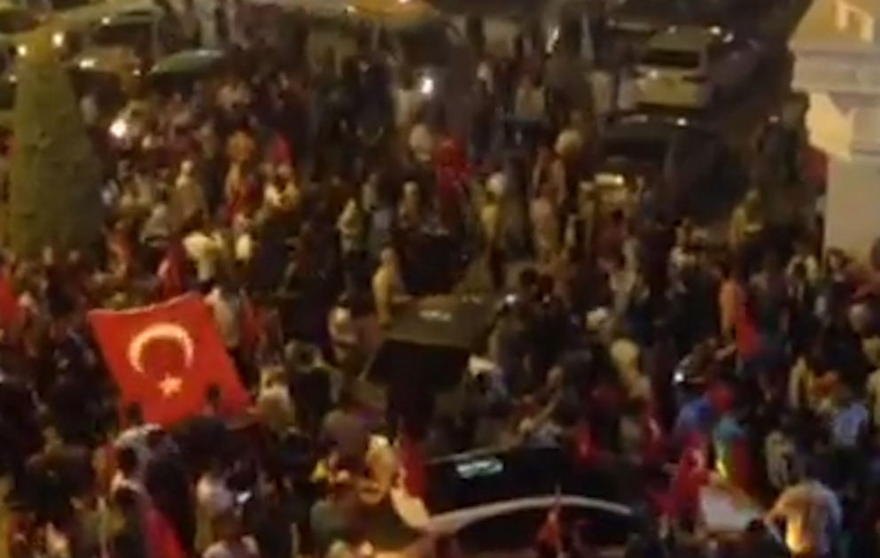 Türkiyə prezidentinin çağrışıyla xalq küçələrə çıxdı