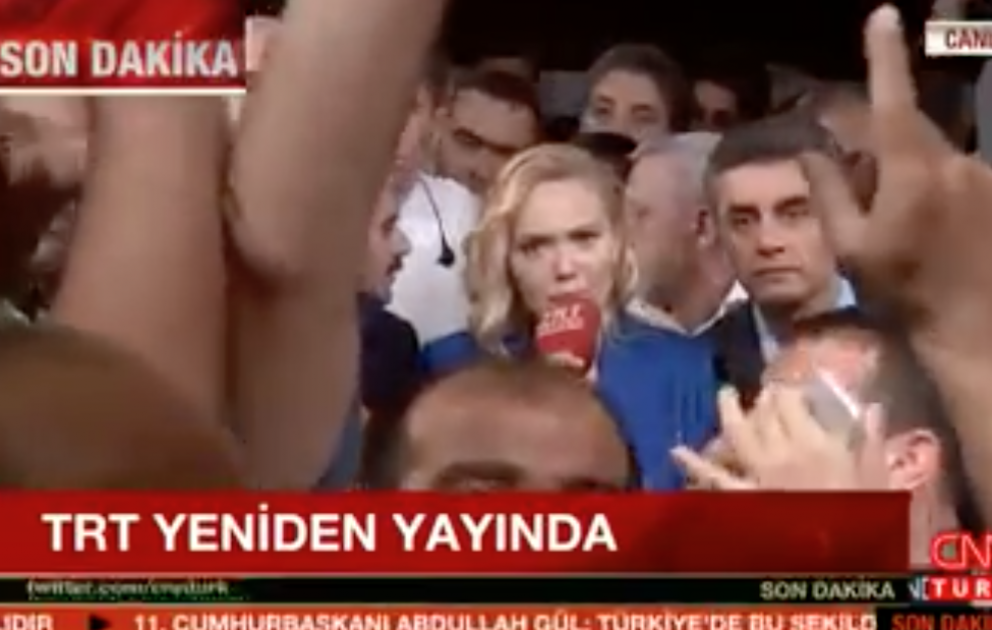 TRT yenidən yayınlanır   
TRT aparıcısı qiyamçıların bəyanatını silah altında oxuduğunu deyib