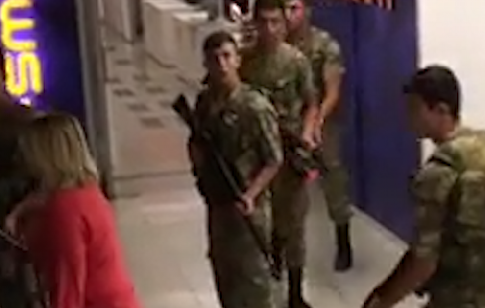 Əsgərlərin CNN Türk və Kanal D binasına girdiyi görüntülər