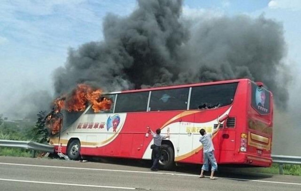 На Тайване туристический автобус попал в ДТП, 26 человек погибли