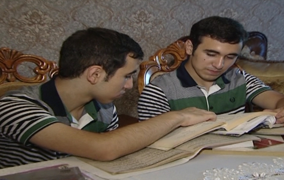 Əkiz qardaşlar imtahanda rekord nəticə göstərdi