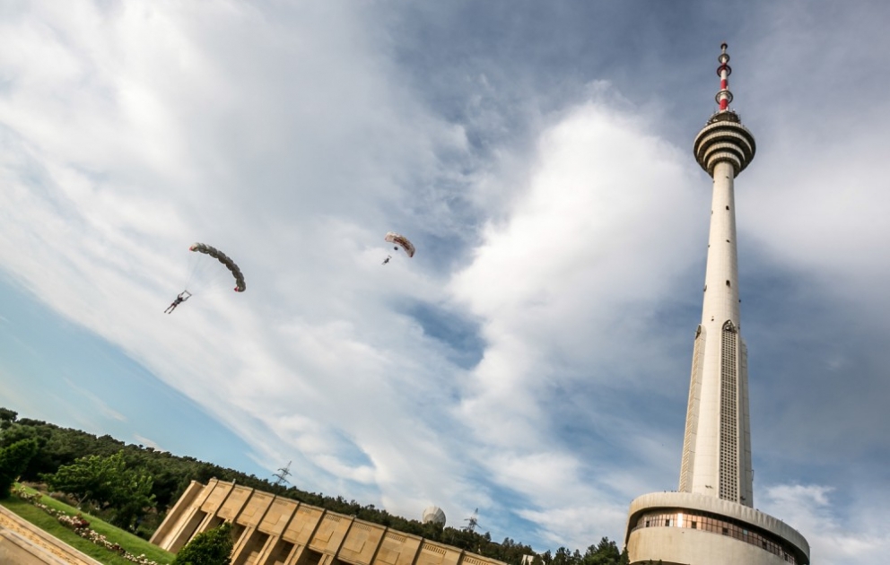 Nationaler Pressetag: Die Skydiver springen vom Bakuer Fernsehturm
