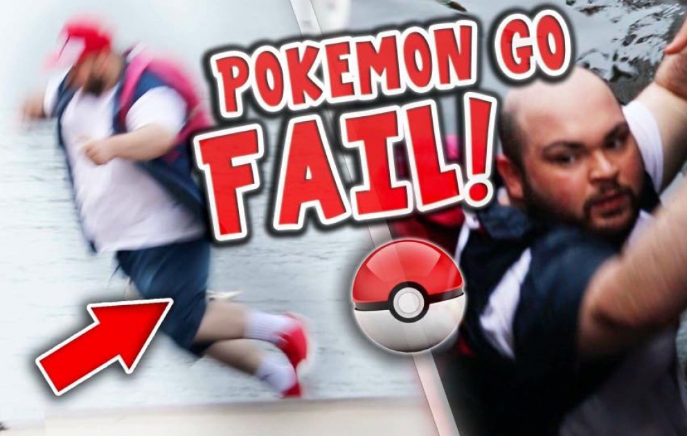 Boy tombe dans l'eau, parce que le Pokemon