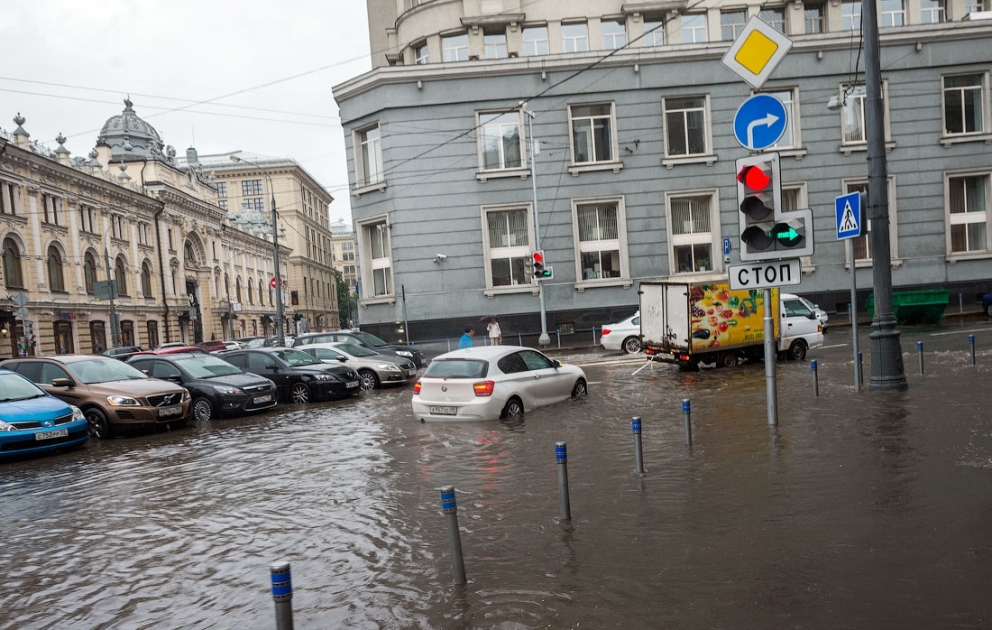 Москва из-за ливня снова оказалась под водой