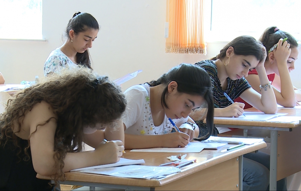 Abituriyentlər II və III ixtisas qrupları üzrə qəbul imtahanı verib