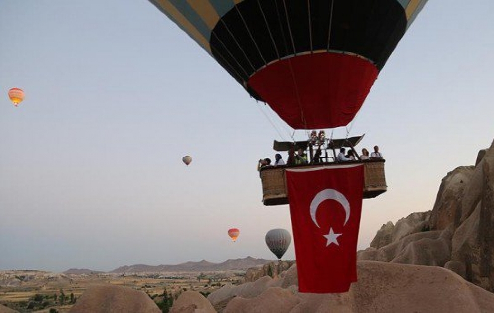 Türkiyə səmasını bayrağa bürünmüş hava şarları bəzədi