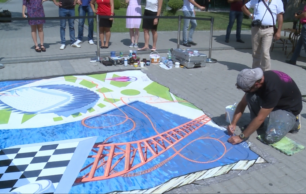 Ukraynalı rəssam Bakıda 3D “street-art” əsəri hazırlayıb