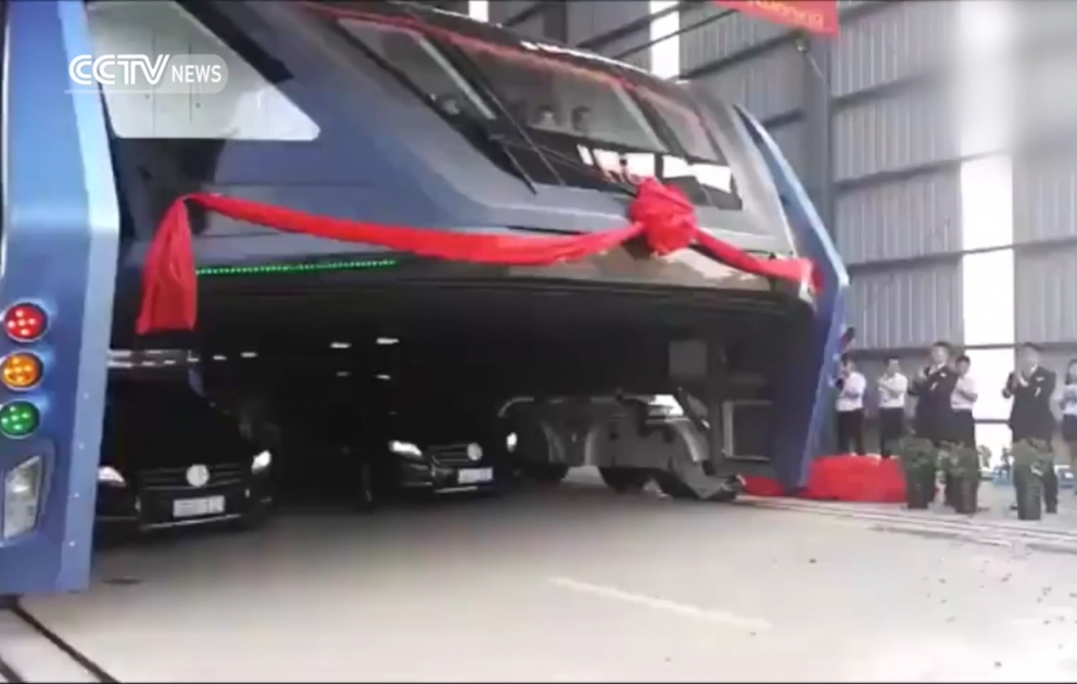 China’s Transit Elevated Bus starts test run on road