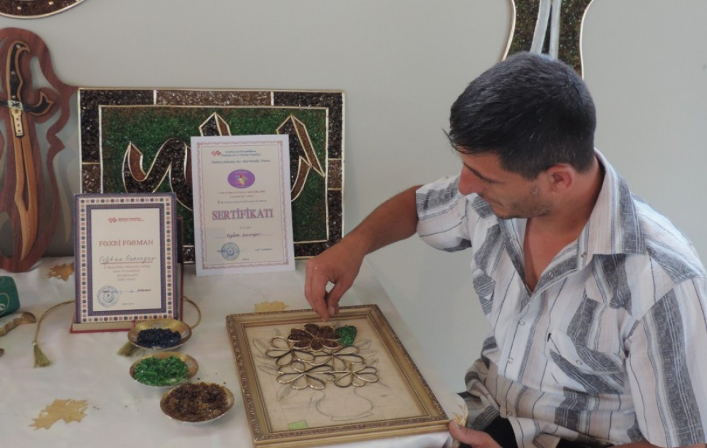 Şüşə qırıntılarını sənət əsərinə çevirən sənətkar