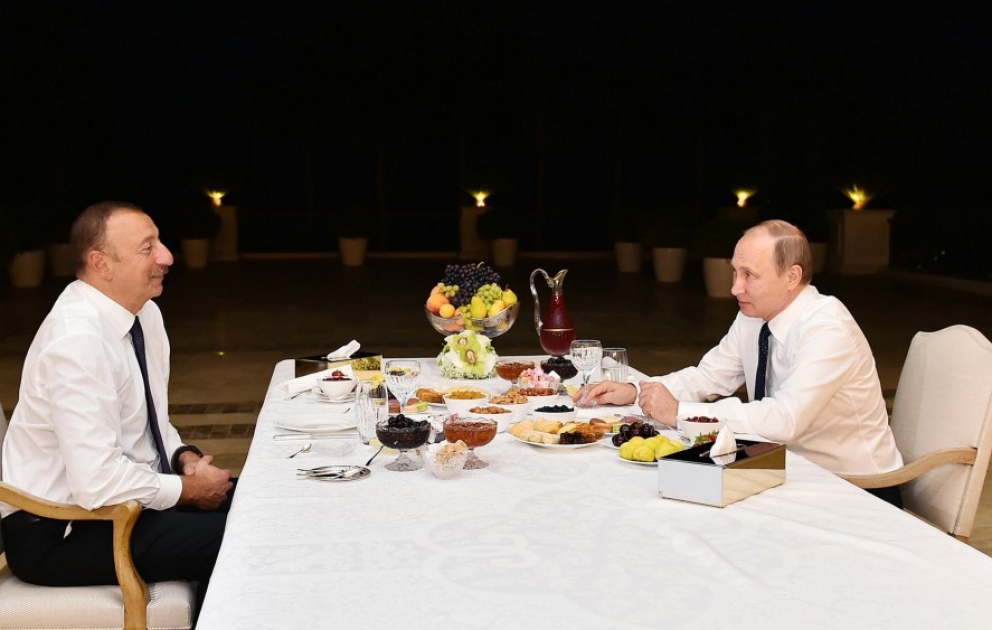 Präsident Ilham Aliyev lädt seinen russischen Amtskollegen zu sich ins Haus zum Teetrinken ein