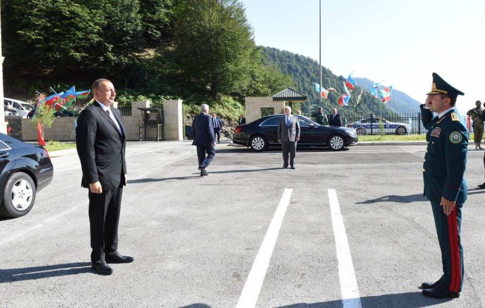 Präsident Ilham Aliyev besucht Grenzposten „Laza“ in Gabala