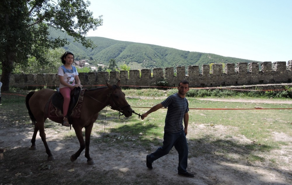 Şəkiyə gələn turistlər atla gəzintiyə üstünlük verirlər
