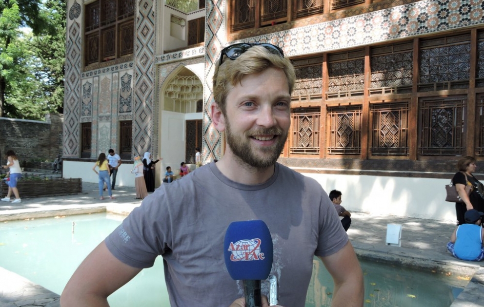 Fransalı turist: Azərbaycanın milli rəqslərini öyrənmək istərdim