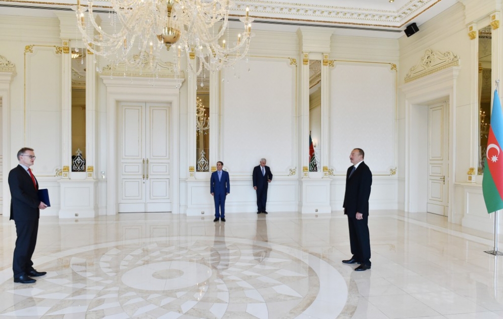 Präsident Ilham Aliyev empfängt neuen deutschen Botschafter zur Entgegennahme des Beglaubigungsschreibens