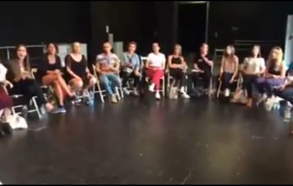 Foreign vocalists perform “Ay lolo”