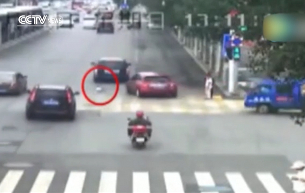 Uşaq maşından yıxılaraq təkərin altında qaldı