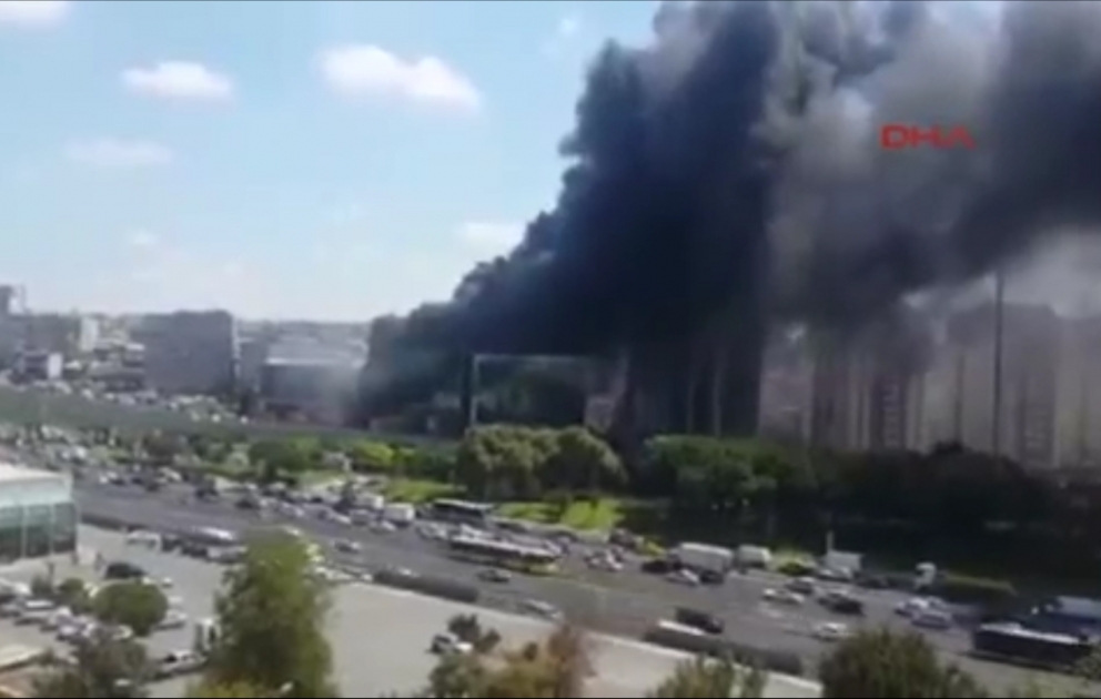 İstanbulda biznes mərkəzində baş verən yanğın söndürülüb
