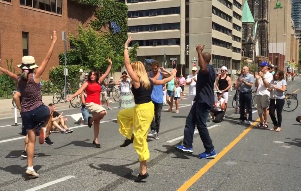 Milli rəqslərimiz Torontonun mərkəzində