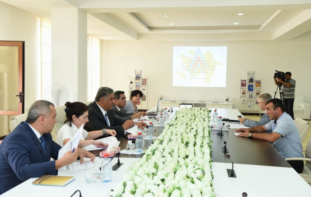 Gənclər və idman naziri Qubada vətəndaşların müraciətlərini dinləyib