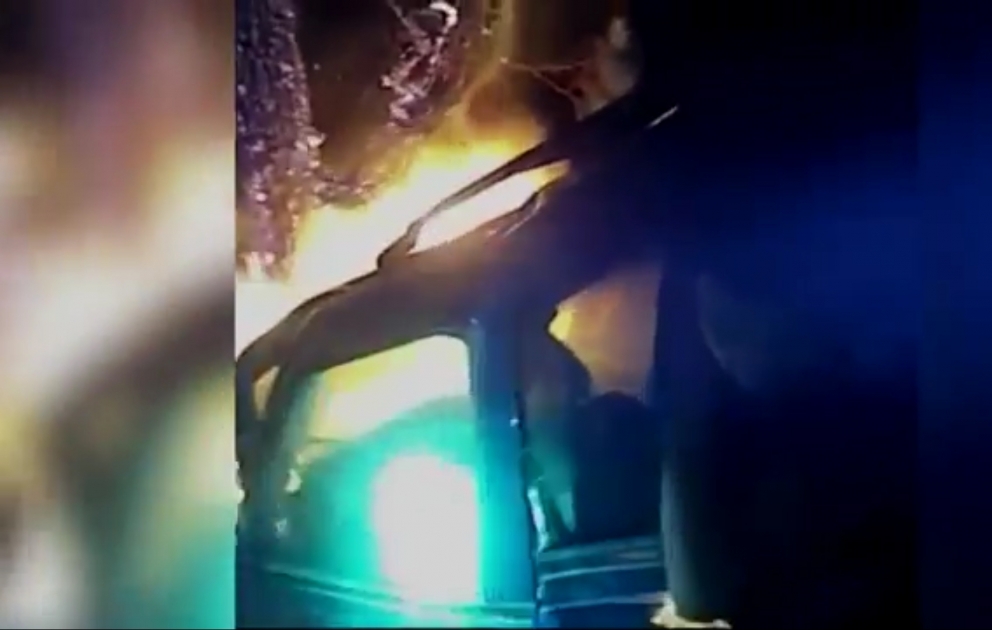 Polis yanan maşından sürücünü xilas etdi