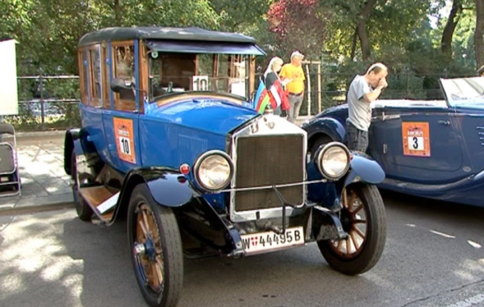 Həmyerlimiz retro avtomobili ilə Vyana festivalında