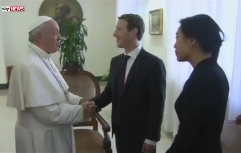 Mark Zukerberq Roma Papasına PUA hədiyyə edib