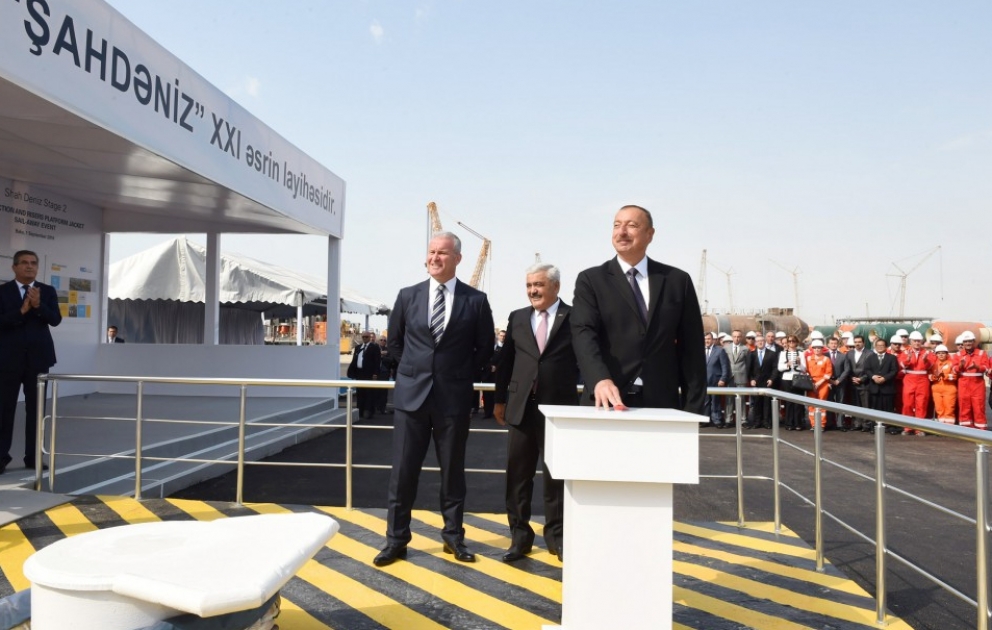 Präsident Ilham Aliyev nimmt an der Veranstaltung zur Abfahrt eines Stützgerüstes für Plattform "Schah Denis-2" teil