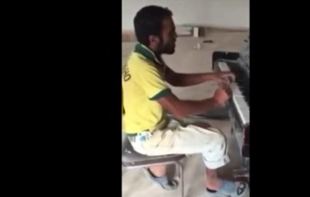 Video of Azerbaijani worker playing piano goes viral in Turkey