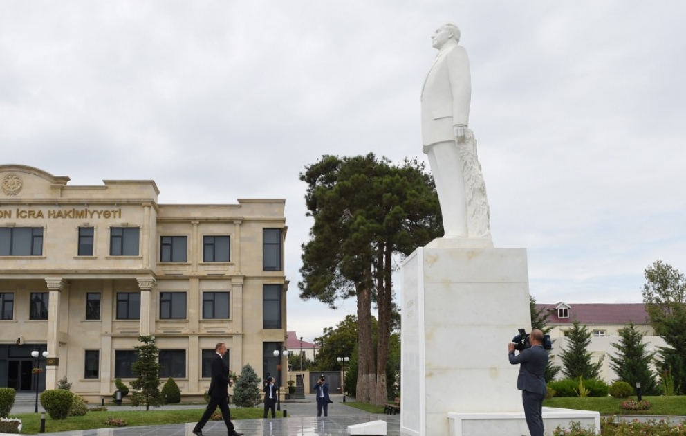 Präsident Ilham Aliyev im Rayon Bilasuvar eingetroffen