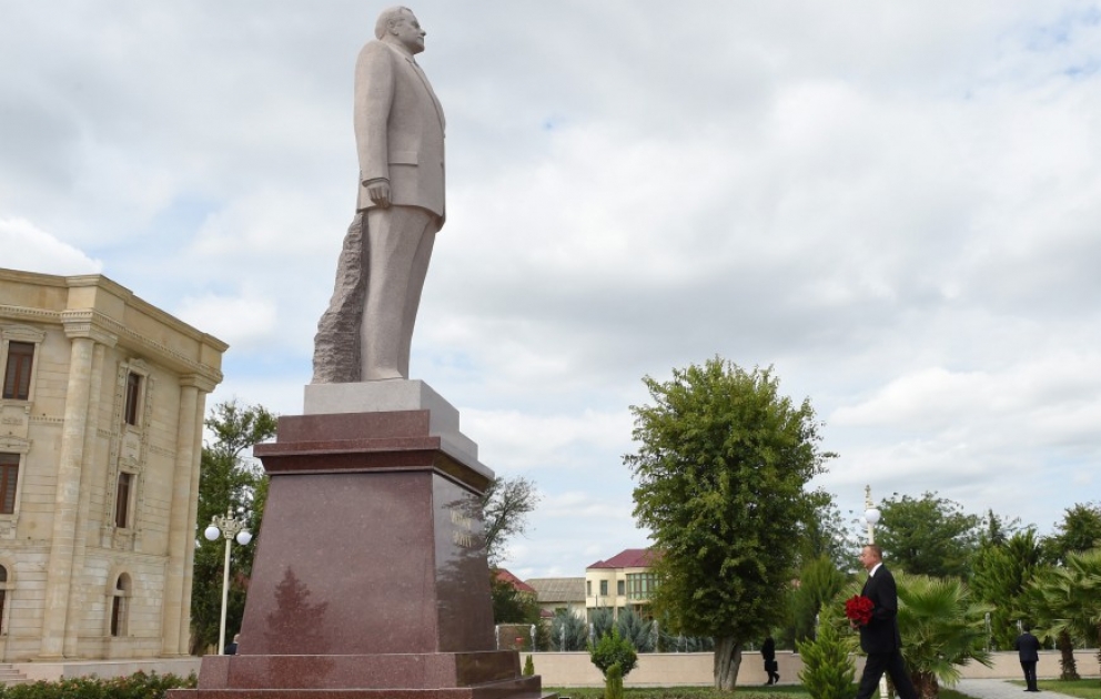 Prezident İlham Əliyev Salyan rayonuna səfərə gəlib