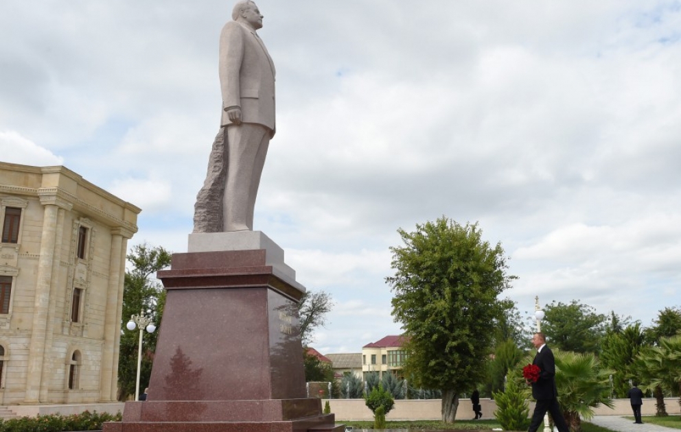 Präsident Ilham Aliyev im Rayon Salyan