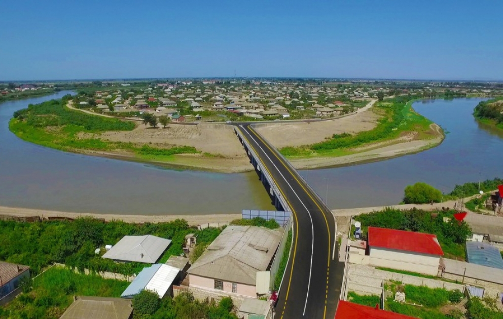 Präsident Ilham Aliyev weiht in Salyan neue Brücke ein