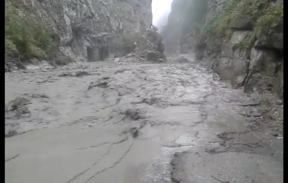 La dernière situation dans la route de Khynalyg – La route entièrement détruite par les inondations