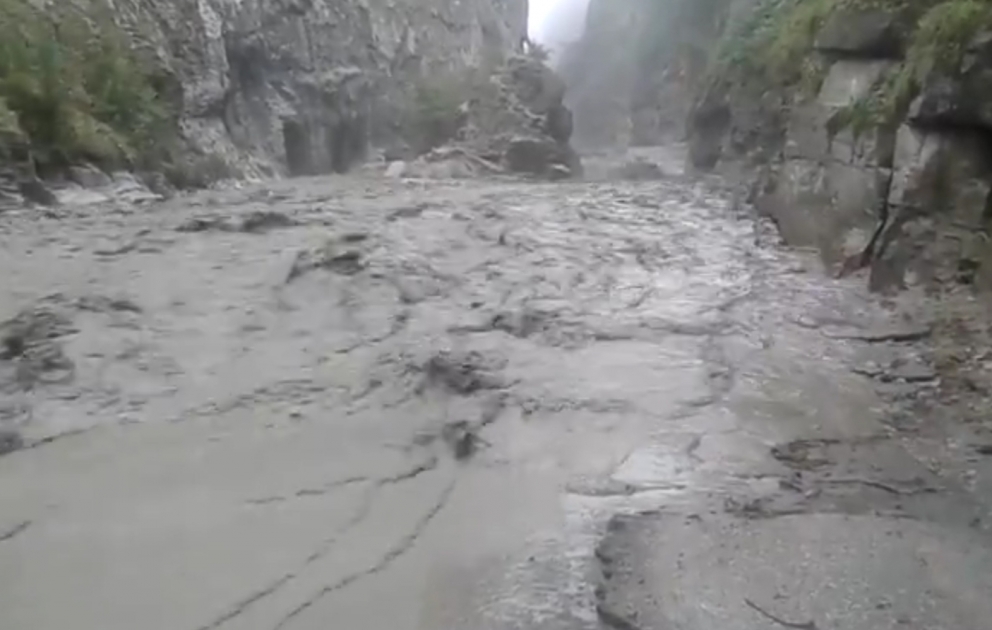 Aktuelle Lage auf dem Weg Khynalyk- Die Flut hat die Straße mitgerissen