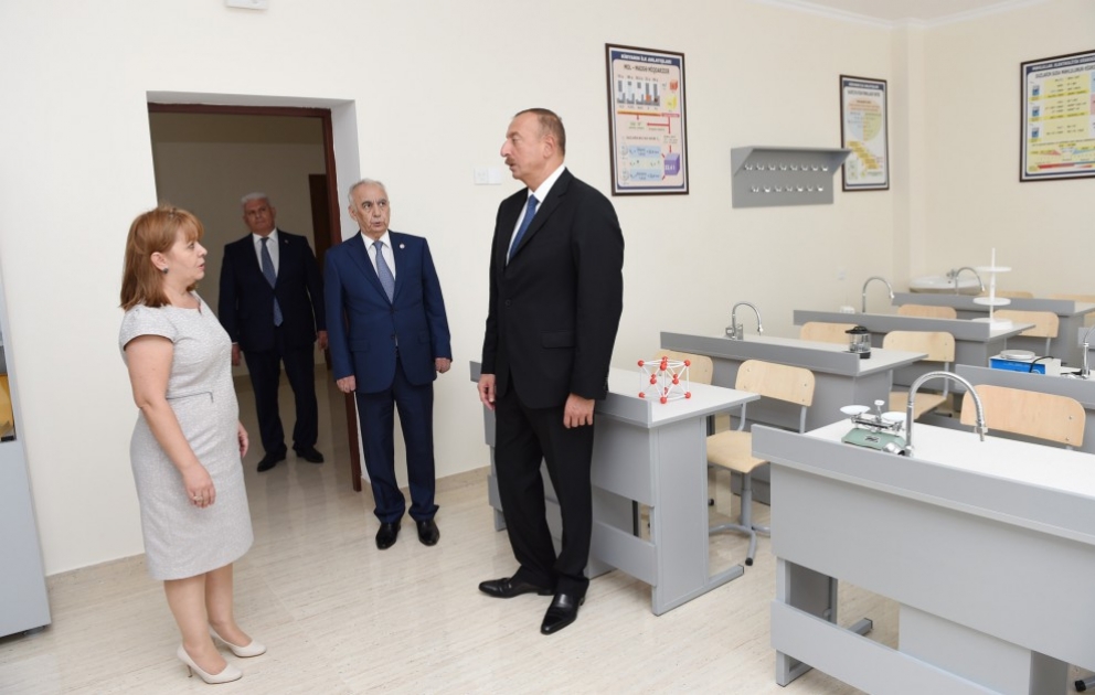 Prezident İlham Əliyev Bakıdakı 245 nömrəli məktəbin yeni tədris korpusunda yaradılan şəraitlə tanış olub