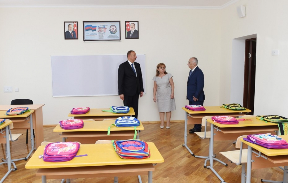 Präsident Ilham Aliyev inspiziert im neuen Gebäude der Schule Nr.245 geschaffenen Bedingungen