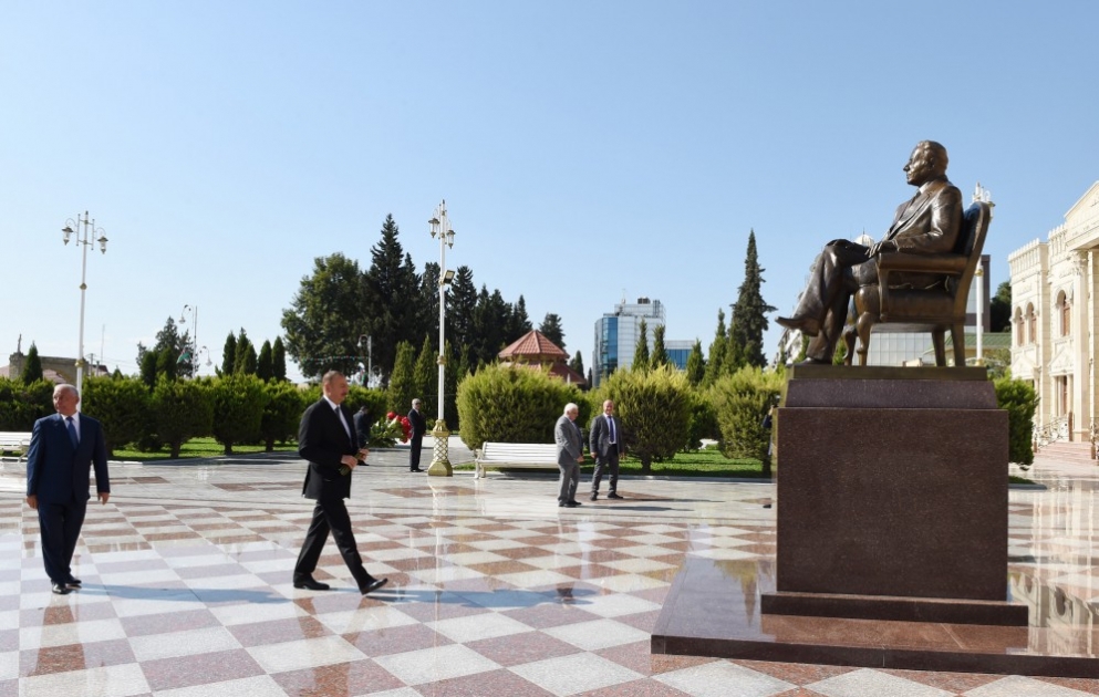 Azərbaycan Prezidenti İlham Əliyev Xaçmazda ümummilli lider Heydər Əliyevin abidəsini ziyarət edib