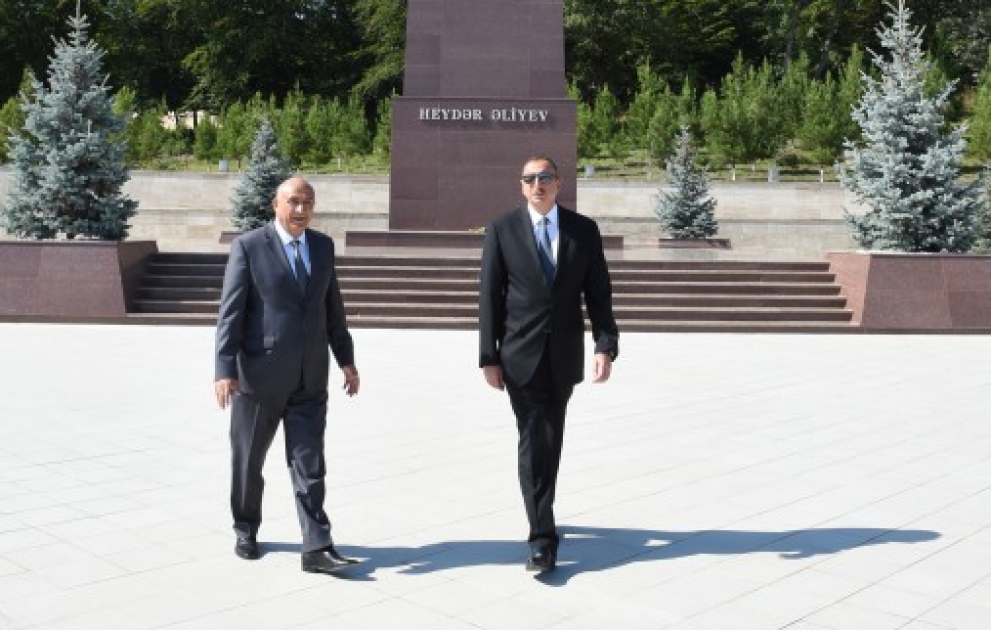 Prezident İlham Əliyev Qusarda ümummilli lider Heydər Əliyevin abidəsini ziyarət edib
