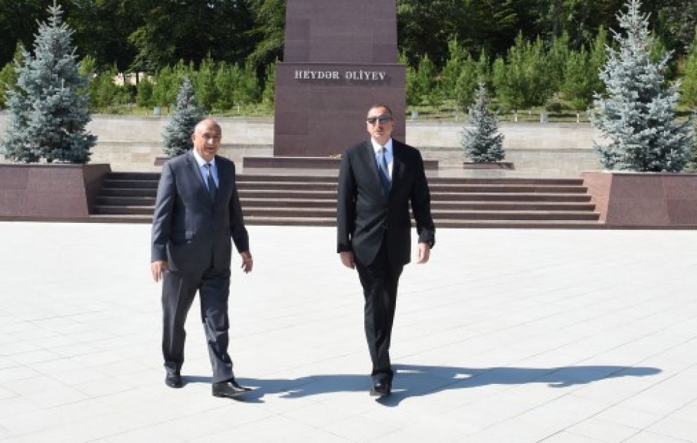 Президент Ильхам Алиев посетил в Гусаре памятник общенациональному лидеру Гейдару Алиеву