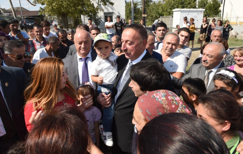 Präsident Ilham Aliyev kommt mit Bewohnern der Stadt Khudat zusammen
